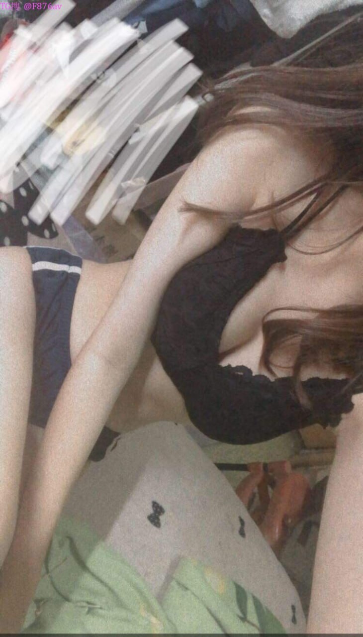 Bắt gặp nhỏ em kế chụp ảnh khiêu dâm đăng onlyfans